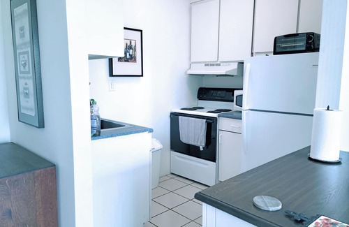 Queens Apartment | Sunny 1-bedroom apartment in Bayside, close to restaurants, shops, and train.