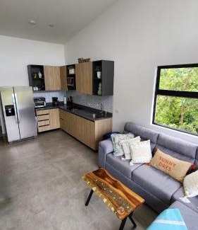 Tambor Apartment | Sunny 2-bed condo - fast WIFI