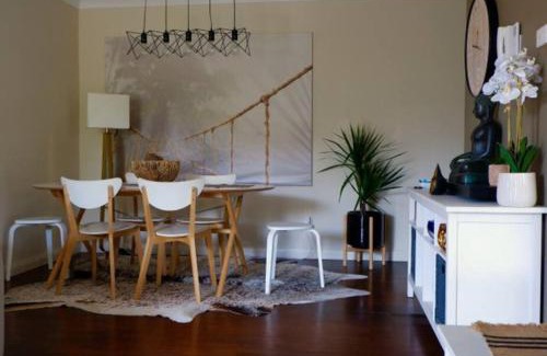 Brighton-le-Sands Apartment | Sunny 2 bed Restaurants beach at door Pets O.K