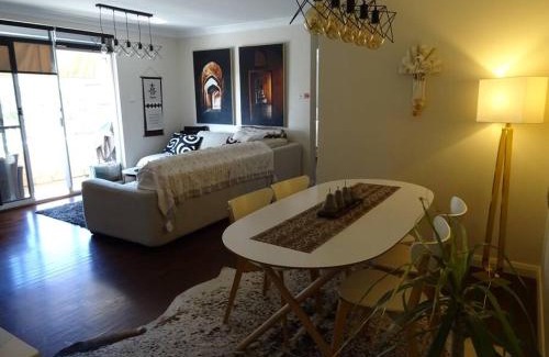 Brighton-le-Sands Apartment | Sunny 2 bed Restaurants beach at door Pets O.K