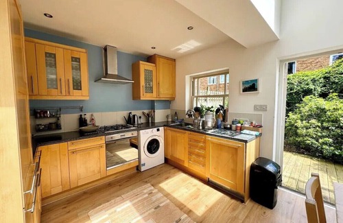 Battersea House | Sunny 2 Bedroom House in Battersea Central London