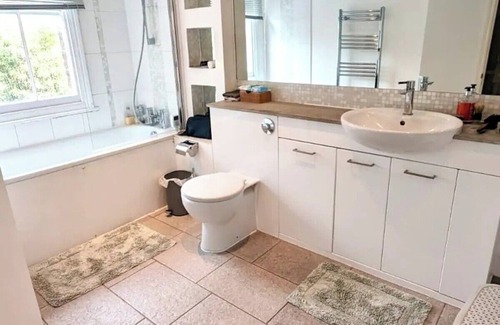 Battersea House | Sunny 2 Bedroom House in Battersea Central London