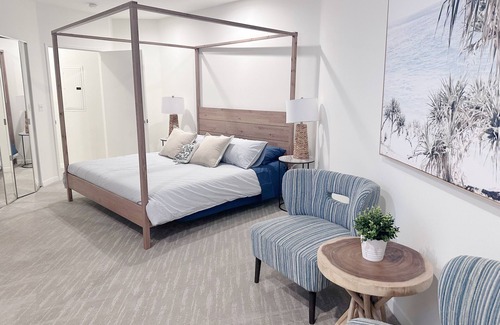 Marina Peninsula Apartment | Sunny 2 Bedroom with a Water View
