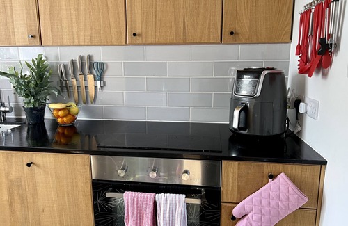 Notting Hill House | Sunny 2 King Bed Flat Steps From Portobello Rd