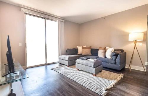 Pico Apartment | Sunny 2BDR in SM Pool & Gym - 5 min to the beach!