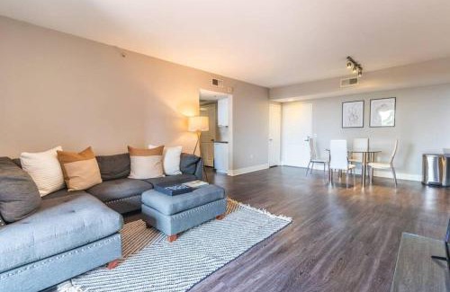 Pico Apartment | Sunny 2BDR in SM Pool & Gym - 5 min to the beach!