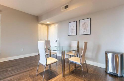 Pico Apartment | Sunny 2BDR in SM Pool & Gym - 5 min to the beach!
