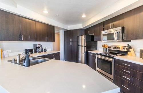 Pico Apartment | Sunny 2BDR in SM Pool & Gym - 5 min to the beach!