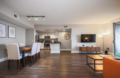 Pico Apartment | Sunny 2BDR in SM Pool & Gym - 5 min to the beach!