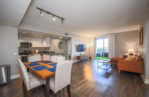 Pico Apartment | Sunny 2BDR in SM Pool & Gym - 5 min to the beach!
