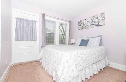 Allmendinger Heights Apartment | Sunny, 2Br flat, minutes from Big House