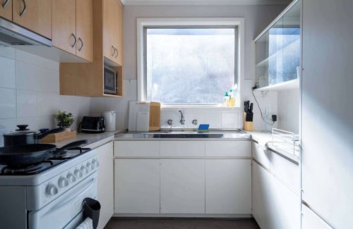 Highton Apartment | Sunny 2BR Home in Highton – Easy Geelong Access