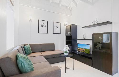 Punto de Oro House | Sunny 3br Escape - Luxurious Pool Oasis