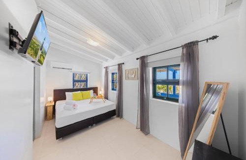 Punto de Oro House | Sunny 3br Escape - Luxurious Pool Oasis