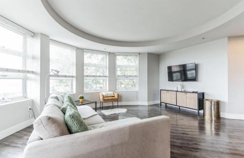 Pico Apartment | Sunny 3BR Santa Monica Retreat with Pool,Jacuzzi & Parking!