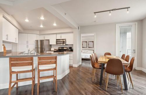 Pico Apartment | Sunny 3BR Santa Monica Retreat with Pool,Jacuzzi & Parking!