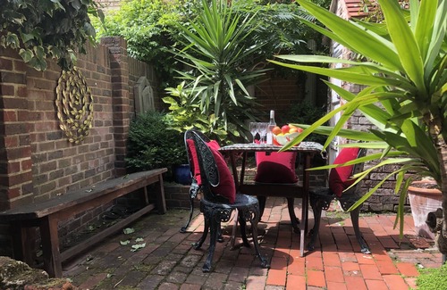 Kemptown House | Sunny, 4 double bedrooms, 2/3 mins to beach, pier and historic south lanes,