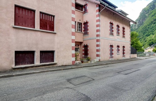 Cauterets Apartment | Sunny 6-Person Stay with Parking & Ski Rack, Close to Free Shuttle