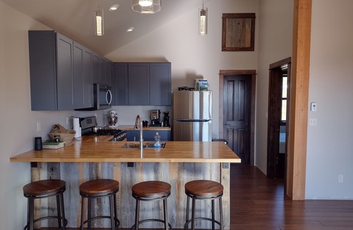 Crested Butte Apartment | Sunny accessory dwelling with expansive views and large deck