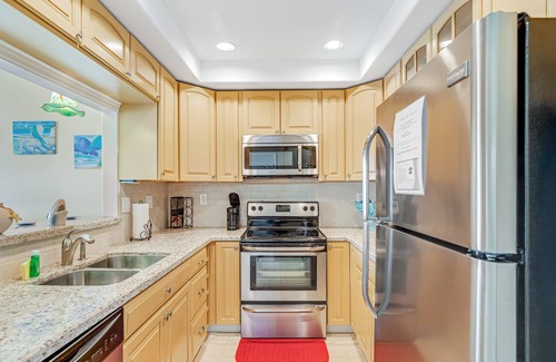 Marathon House | Sunny and bright home with pool access, central AC, and private washer/dryer