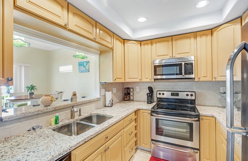 Marathon House | Sunny and bright home with pool access, central AC, and private washer/dryer