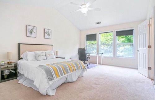 Gwinnett Place House | Sunny and Modern Single House with Gym, 4 Bedrooms- 3min drive to I-85 Highway