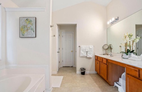 Gwinnett Place House | Sunny and Modern Single House with Gym, 4 Bedrooms- 3min drive to I-85 Highway