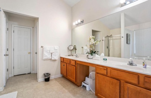 Gwinnett Place House | Sunny and Modern Single House with Gym, 4 Bedrooms- 3min drive to I-85 Highway