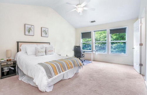 Gwinnett Place House | Sunny and Modern Single House with Gym, 4 Bedrooms- 3min drive to I-85 Highway