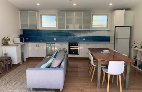 Avalon Beach Villa | Sunny and modern villa located 5 mins walk from Avalon Beach!