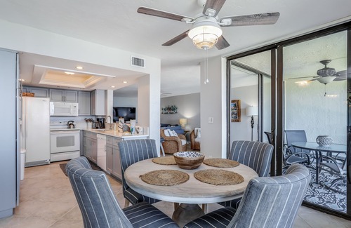Vanderbilt Beach Condo | Sunny and serene oceanfront condo with pool, tennis, lanai, & washer/dryer