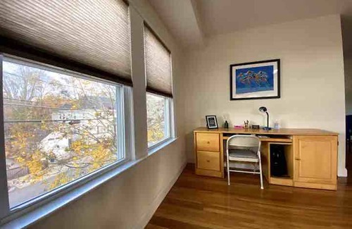 South Side Condo | Sunny and spacious 2-BR condo near Hospitals, Universities and Biotechs