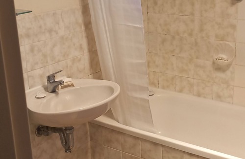 Lenah Valley Apartment | Sunny apartment close to buzzing North Hobart