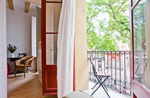 la Vila de Gracia Apartment | Sunny apartment on the square
