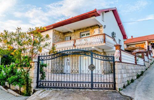 Zavala Apartment | Sunny Apartment with swimming pool Stolac