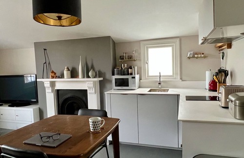 St. Leonard's Apartment | Sunny attic near Tooting Bec common