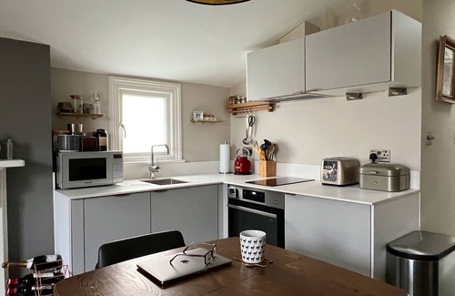 St. Leonard's Apartment | Sunny attic near Tooting Bec common