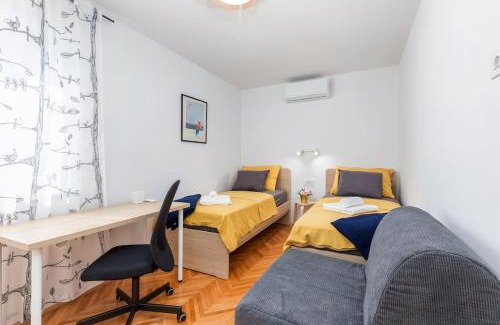 Veruda Apartment | Sunny Aura Beach Apartment - spacious and bright, with parking