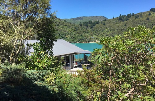Te Mahia House | Sunny bach above secluded swimming beach