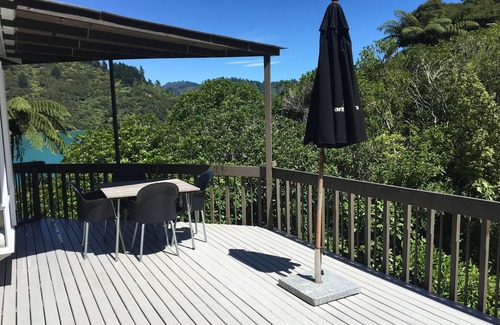 Te Mahia House | Sunny bach above secluded swimming beach