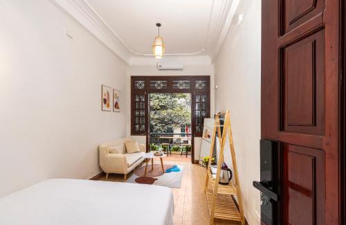 Hang Bo Apartment | Sunny Balcony Room in Old Quarter with Netflix and Free Laundry