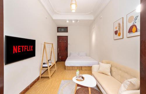 Hang Bo Apartment | Sunny Balcony Room in Old Quarter with Netflix and Free Laundry