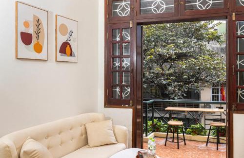 Hang Bo Apartment | Sunny Balcony Room in Old Quarter with Netflix and Free Laundry