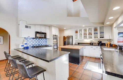 Central Mission Beach House | Sunny Bayfront Villa, Eclectic Single-Family Home