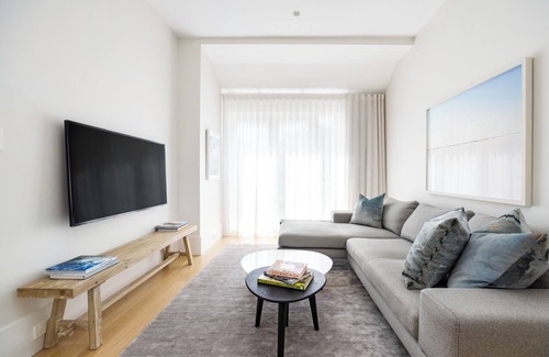 Tamarama House | Sunny Beach House ~ Entire home minutes to beach