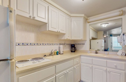 Ortona Park Apartment | Sunny beach studio with balcony & elevator