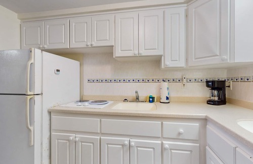 Ortona Park Apartment | Sunny beach studio with balcony & elevator