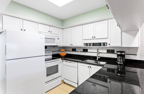 Satellite Beach Condo | Sunny Beachside Condo w/Beautiful Balcony Ocean Views & Heated Pool ☀️