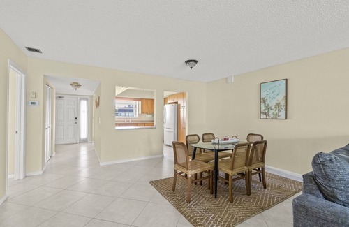 Palm Beach Shores Apartment | Sunny Beachside Oasis: Sleeps 6,1 Block to Waves