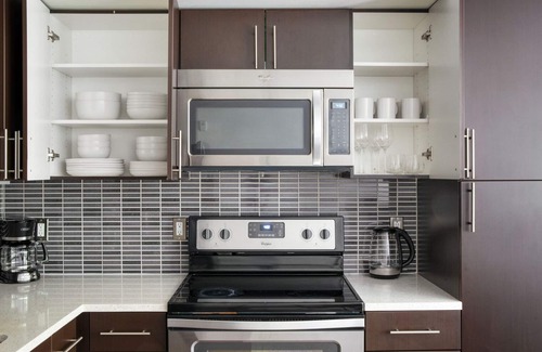 West Bellevue Apartment | Sunny Bellevue Jr 1BR w/Lounge & W/D, nr Shops & Coffee, by Blueground